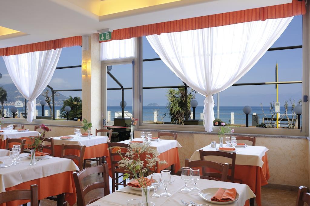 Hotel Delfino ไลเกวญา ภายนอก รูปภาพ