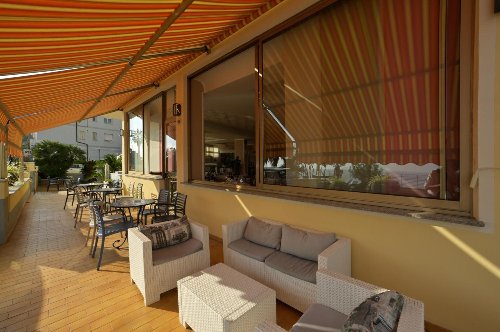 Hotel Delfino ไลเกวญา ภายนอก รูปภาพ
