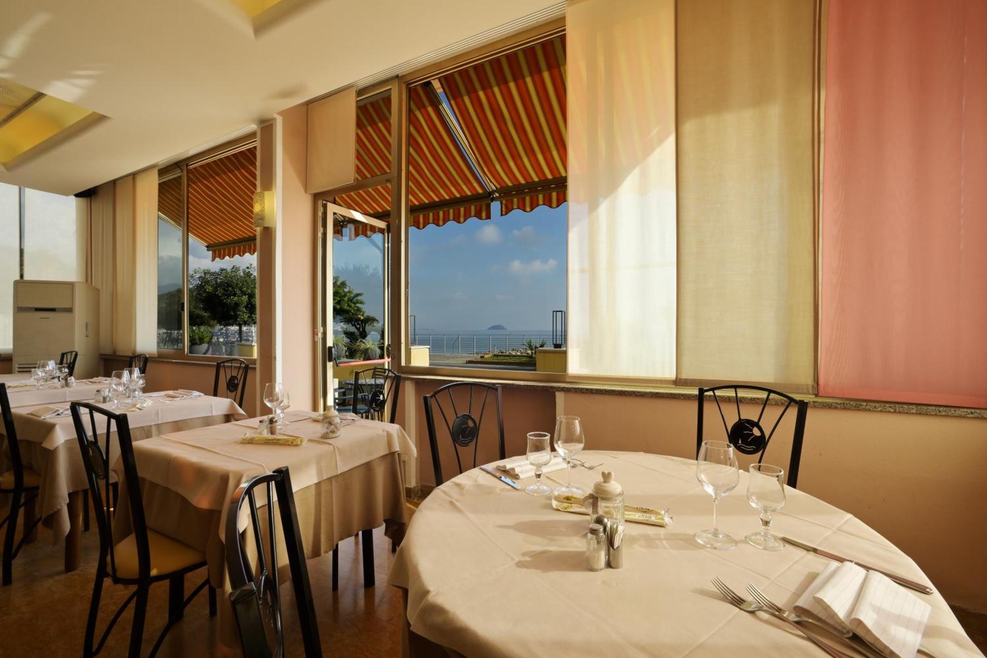 Hotel Delfino ไลเกวญา ภายนอก รูปภาพ