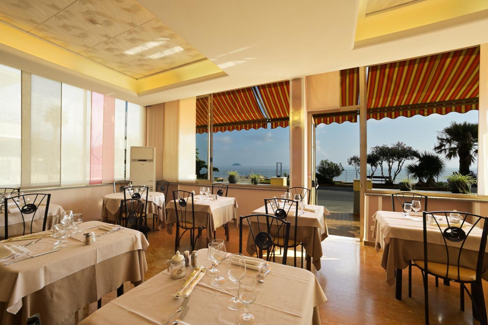 Hotel Delfino ไลเกวญา ภายนอก รูปภาพ